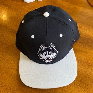 Mens authentic zephyr university of Connecticut huskies cap